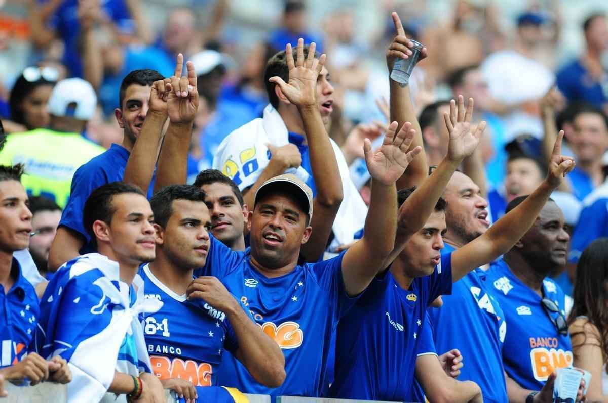Imagens da torcida do Cruzeiro no clssico contra o Atltico, no Mineiro