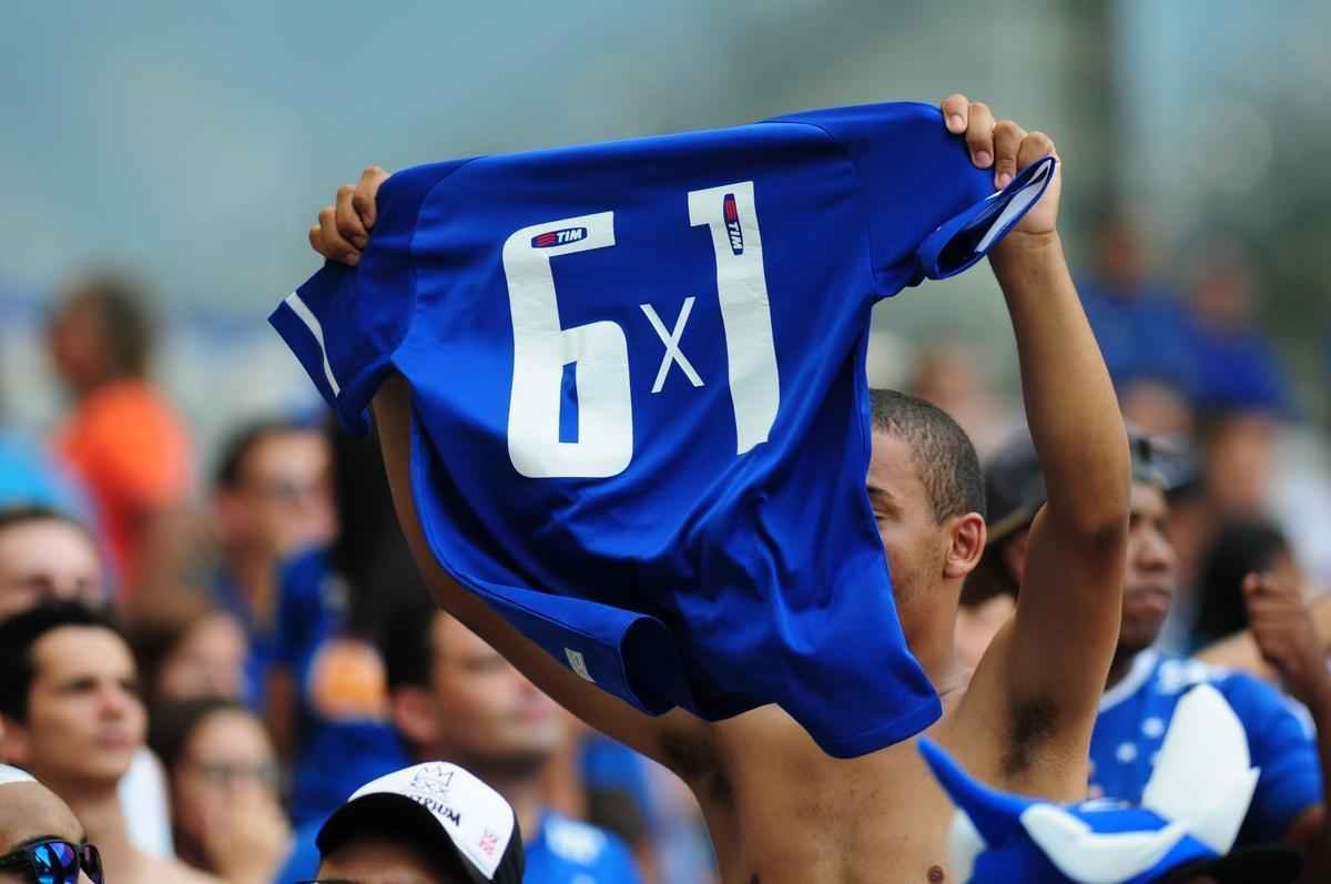 Imagens da torcida do Cruzeiro no clssico contra o Atltico, no Mineiro