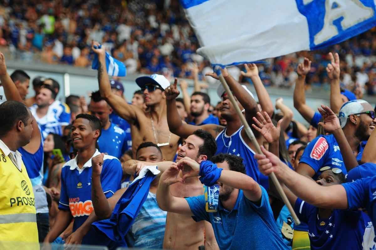 Imagens da torcida do Cruzeiro no clssico contra o Atltico, no Mineiro
