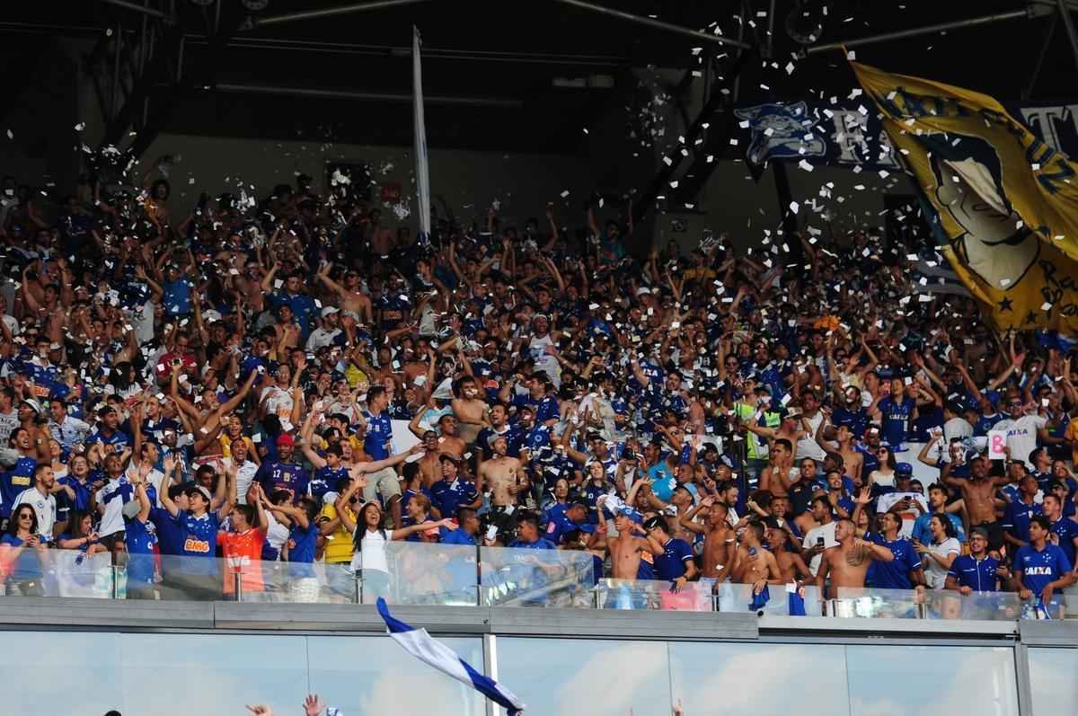 Imagens da torcida do Cruzeiro no clssico contra o Atltico, no Mineiro