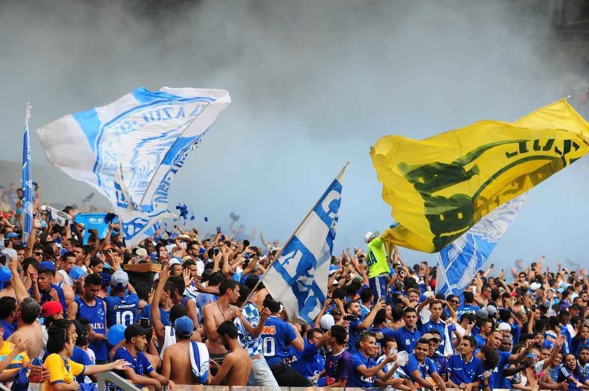 Imagens da torcida do Cruzeiro no clssico contra o Atltico, no Mineiro