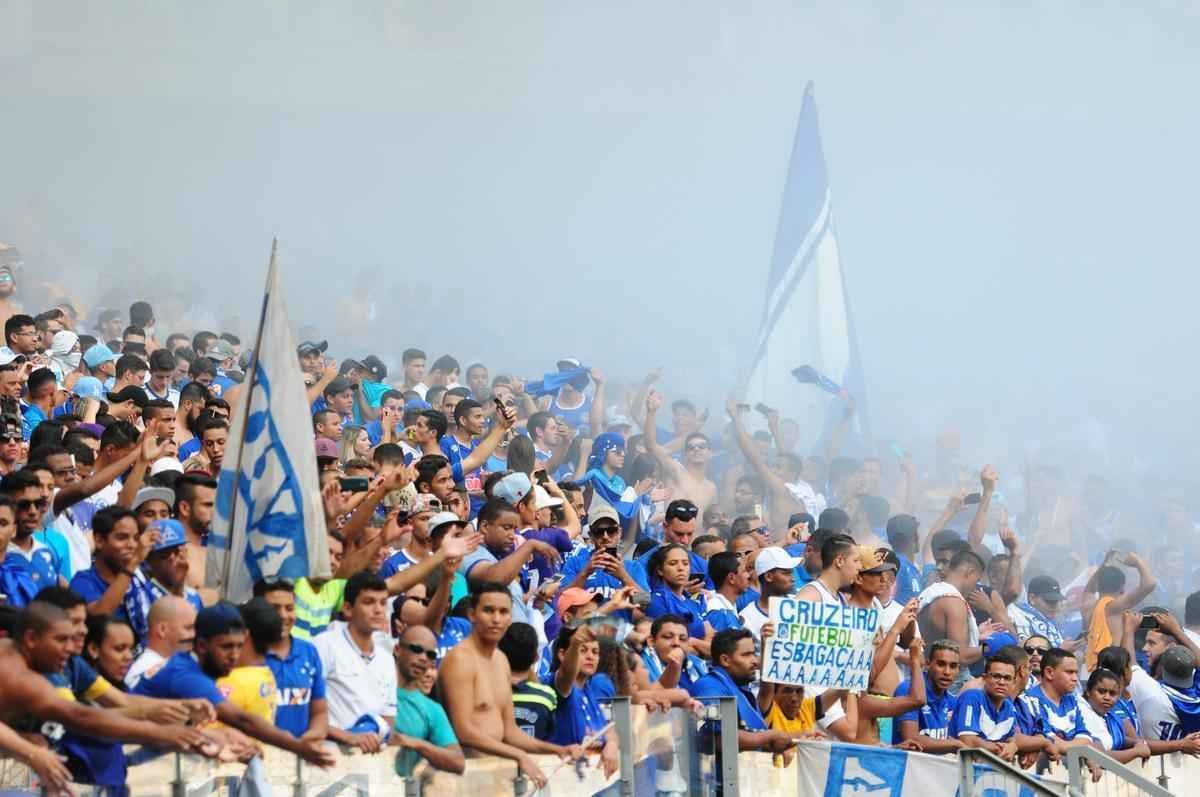 Imagens da torcida do Cruzeiro no clssico contra o Atltico, no Mineiro