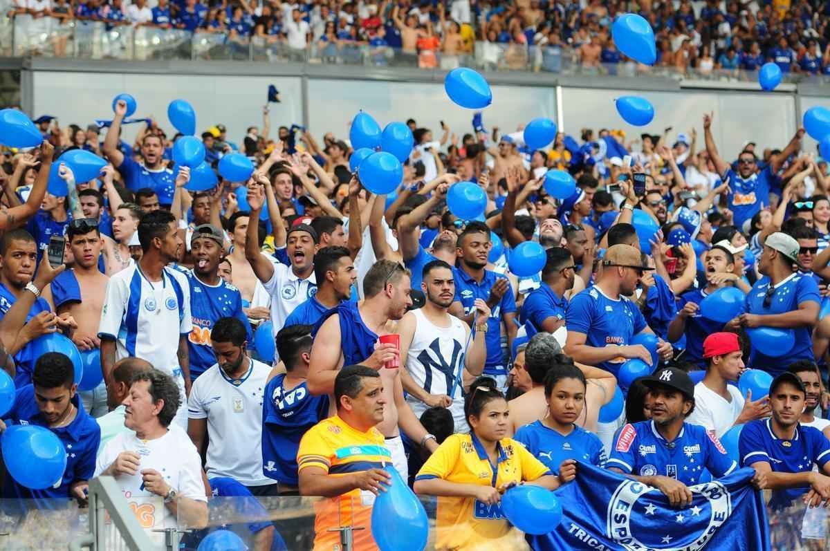 Imagens da torcida do Cruzeiro no clssico contra o Atltico, no Mineiro
