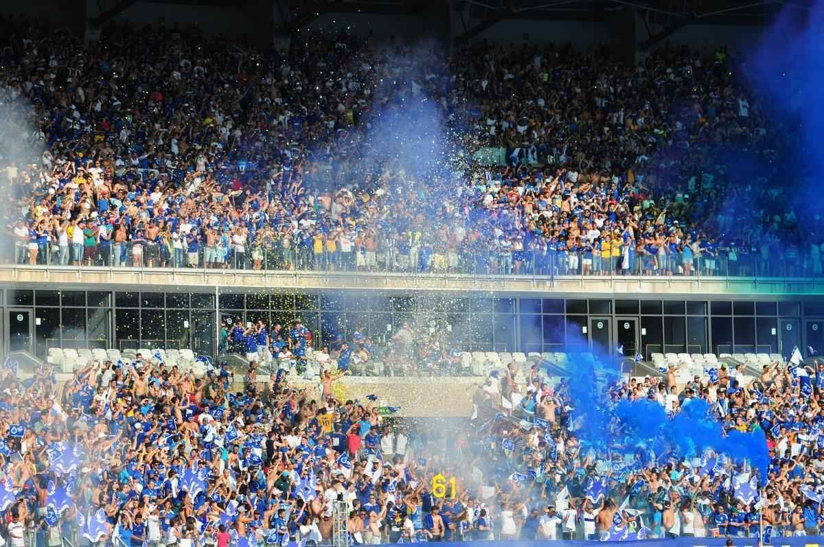 Imagens da torcida do Cruzeiro no clssico contra o Atltico, no Mineiro