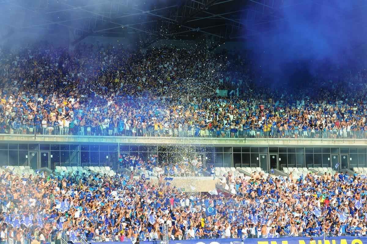 Imagens da torcida do Cruzeiro no clssico contra o Atltico, no Mineiro