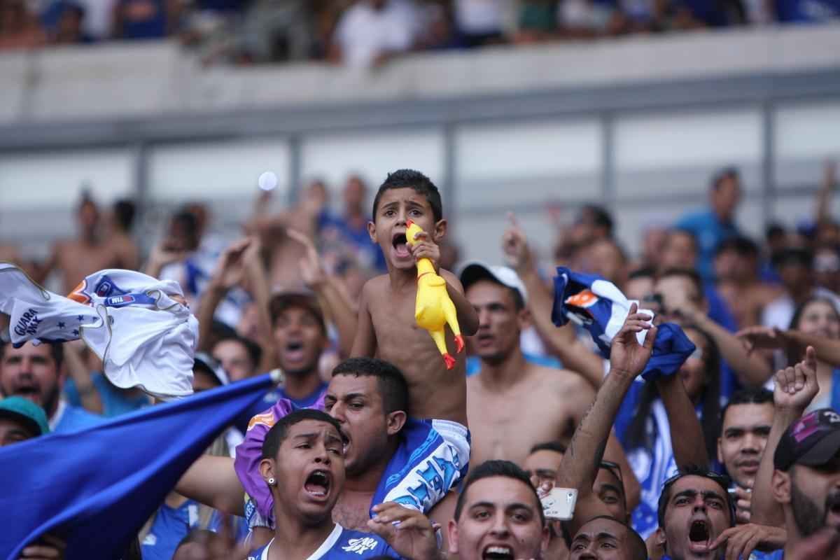 Imagens da torcida do Cruzeiro no clssico contra o Atltico, no Mineiro