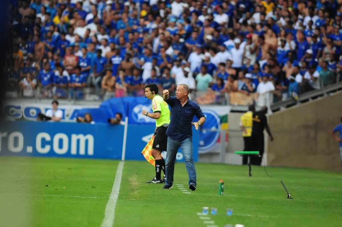 Imagens do primeiro tempo do clssico entre Cruzeiro e Atltico, no Mineiro, pela 26 rodada