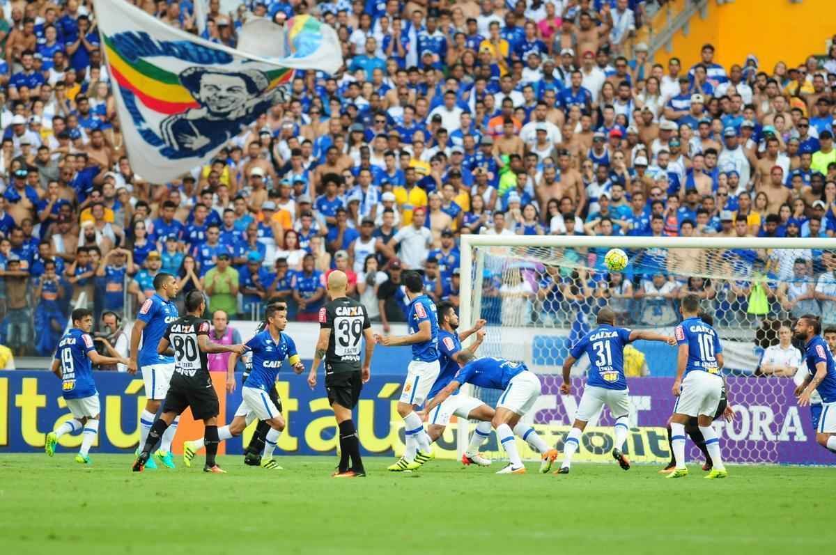 Imagens do primeiro tempo do clssico entre Cruzeiro e Atltico, no Mineiro, pela 26 rodada