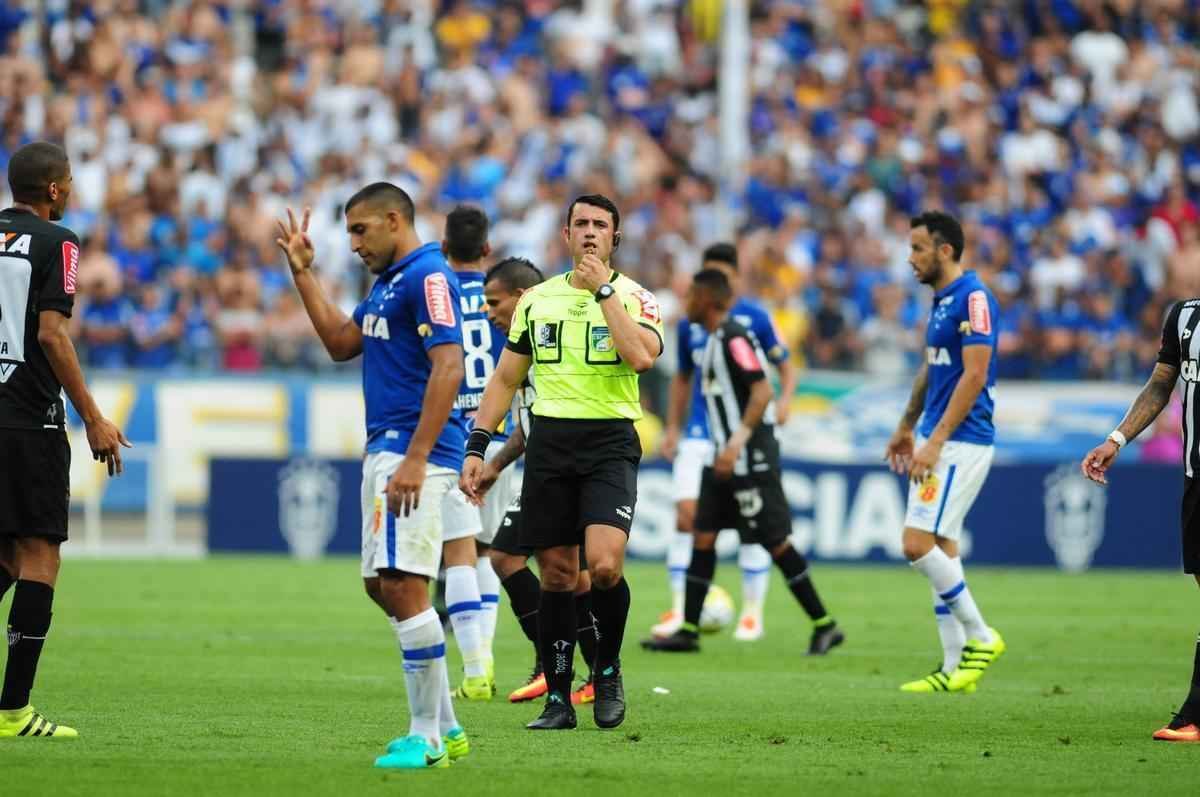 Imagens do primeiro tempo do clssico entre Cruzeiro e Atltico, no Mineiro