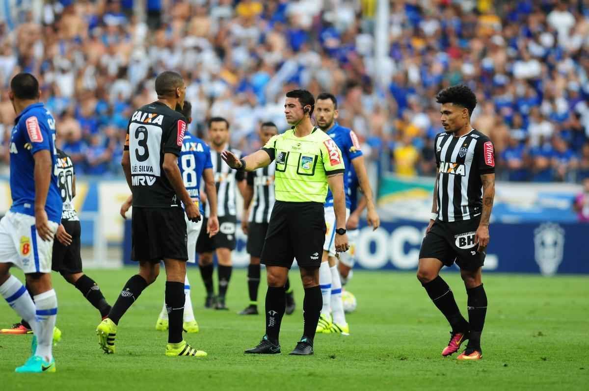 Imagens do primeiro tempo do clssico entre Cruzeiro e Atltico, no Mineiro