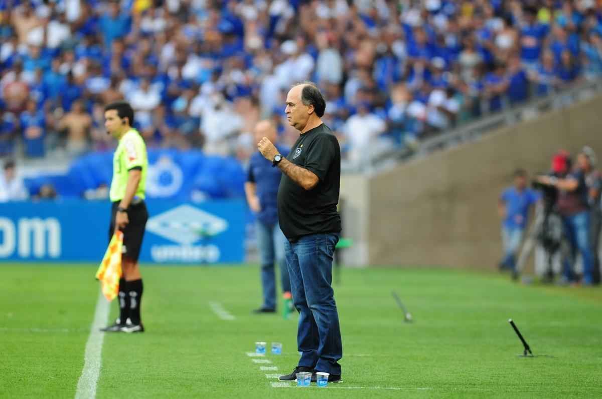 Imagens do primeiro tempo do clssico entre Cruzeiro e Atltico, no Mineiro