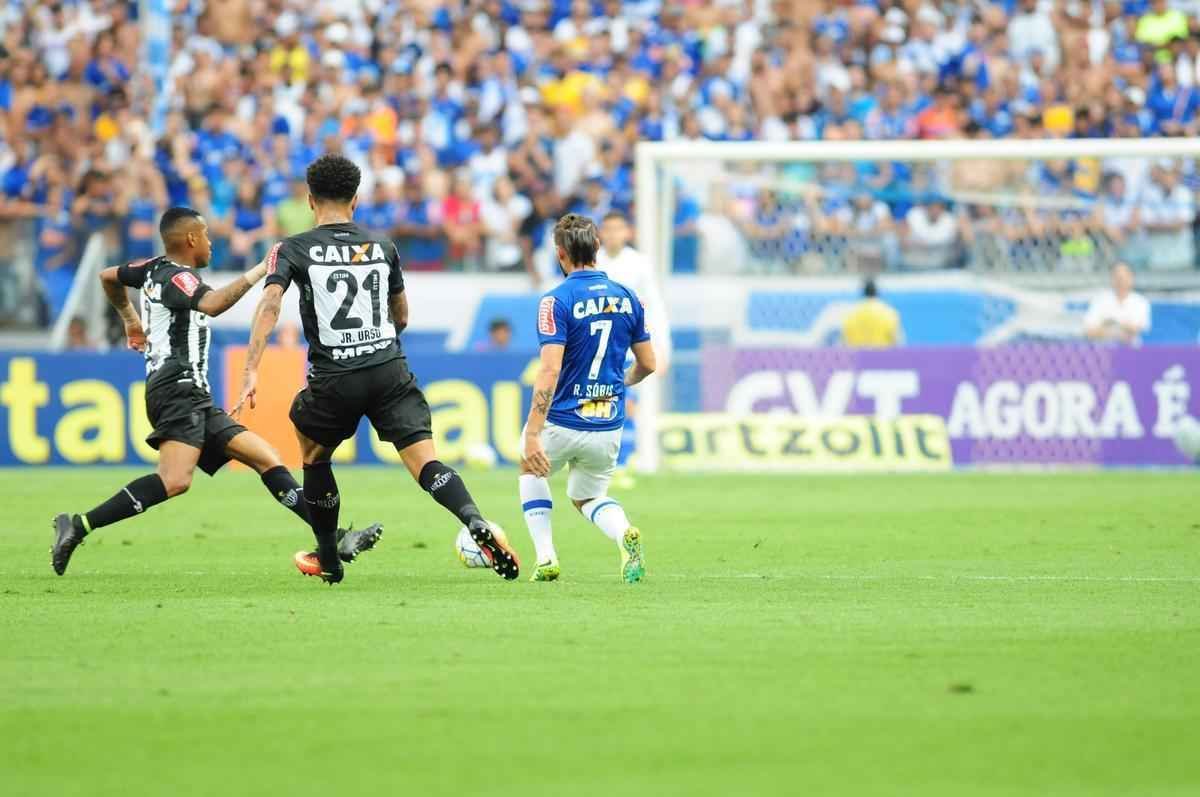Imagens do primeiro tempo do clssico entre Cruzeiro e Atltico, no Mineiro
