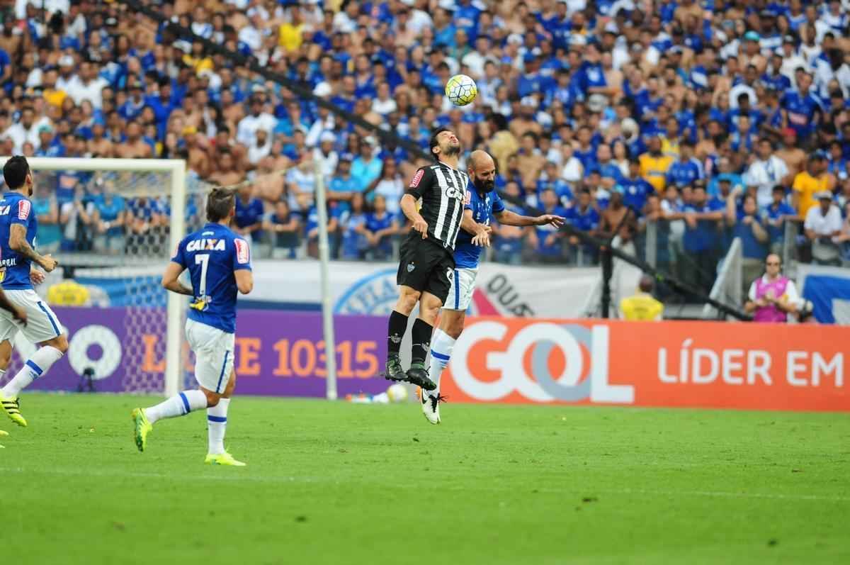Imagens do primeiro tempo do clssico entre Cruzeiro e Atltico, no Mineiro