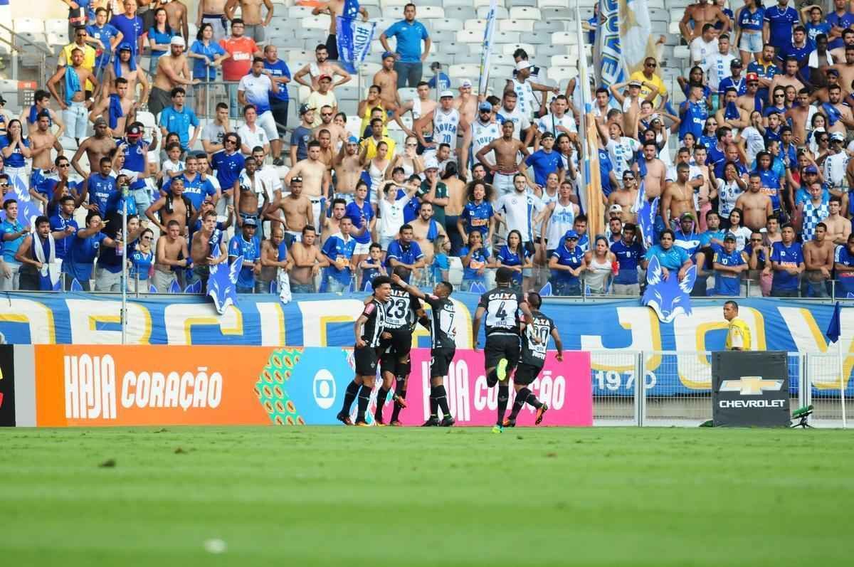 Clayton abriu o placar para o Atltico aos 30 minutos, com arremate de cabea