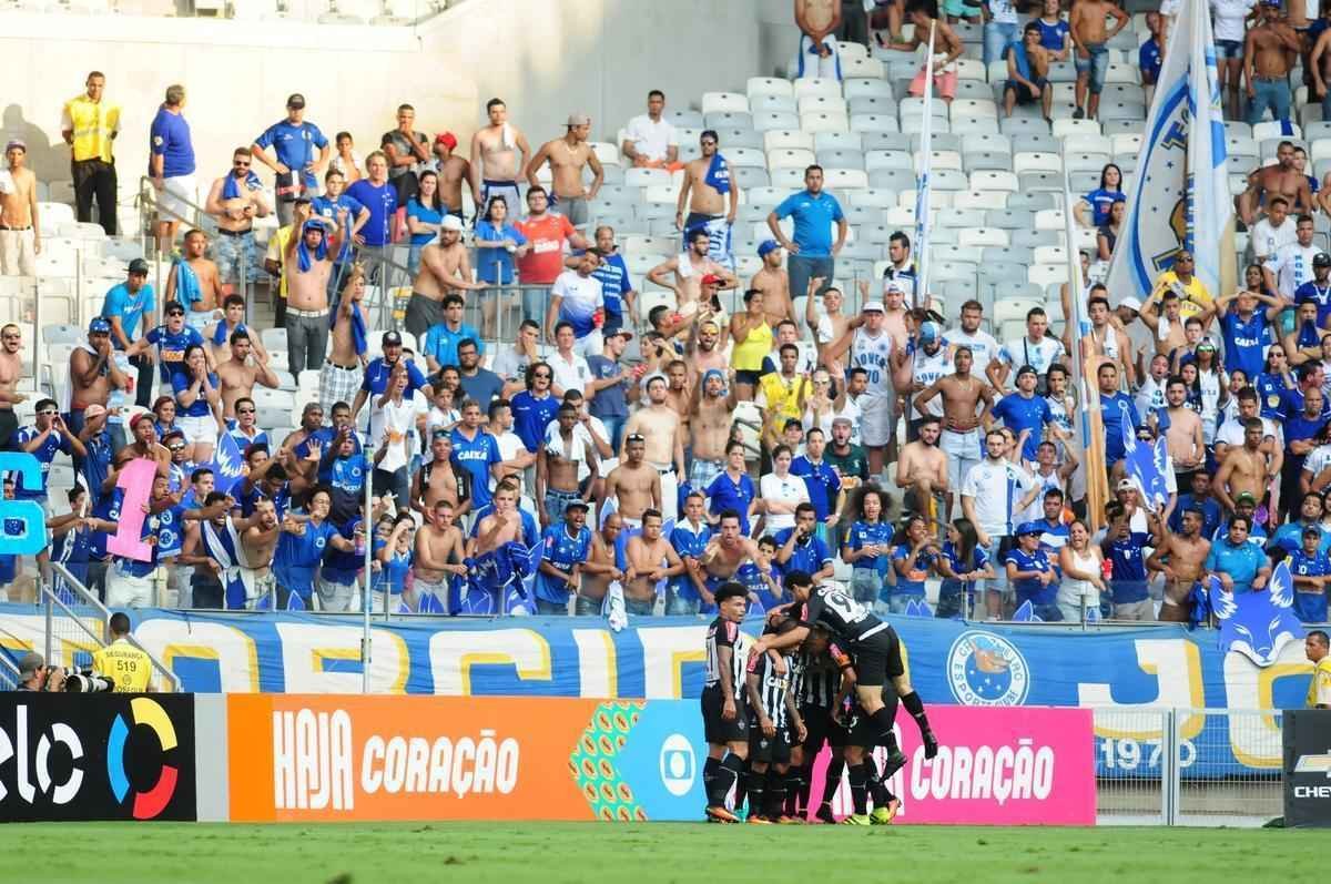 Clayton abriu o placar para o Atltico aos 30 minutos, com arremate de cabea