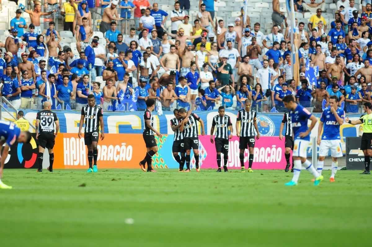 Clayton abriu o placar para o Atltico aos 30 minutos, com arremate de cabea