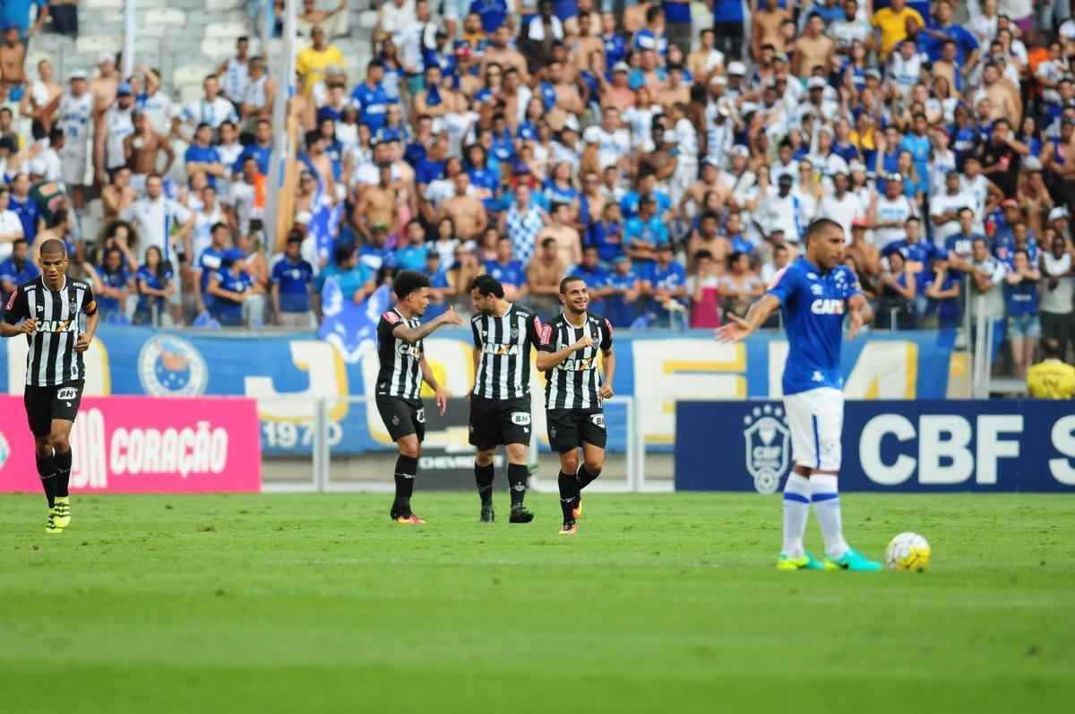 Clayton abriu o placar para o Atltico aos 30 minutos, com arremate de cabea