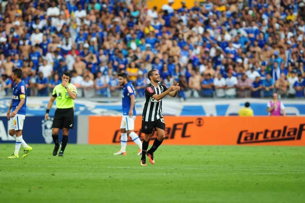 Clayton abriu o placar para o Atltico aos 30 minutos, com arremate de cabea