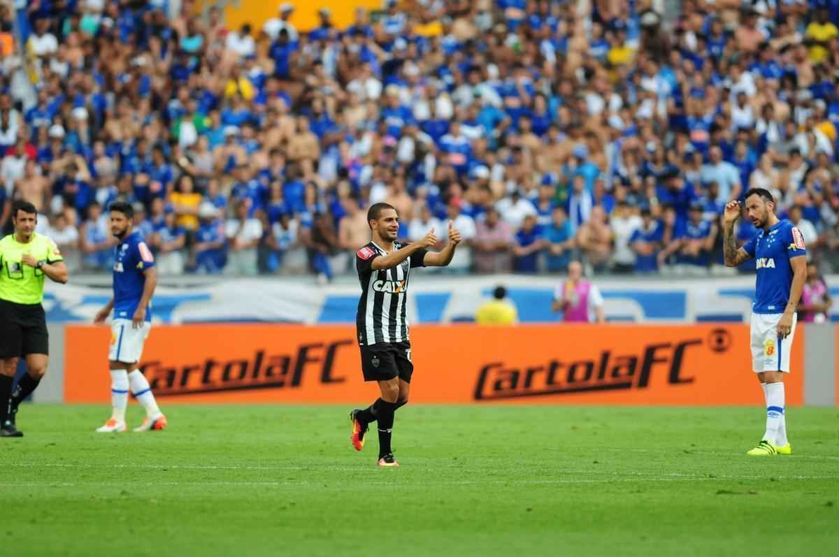 Clayton abriu o placar para o Atltico aos 30 minutos, com arremate de cabea