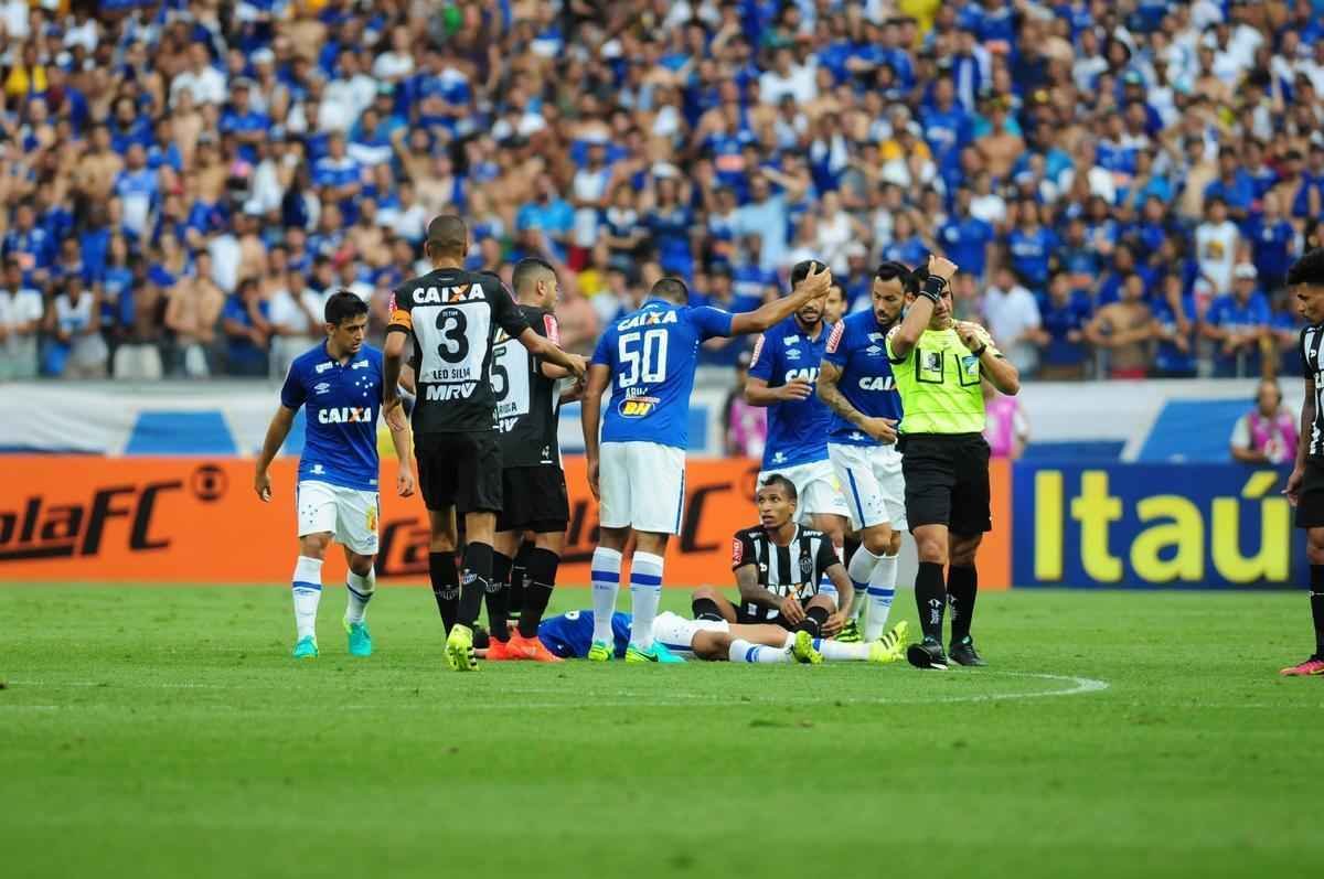 Momento em que volante Henrique, do Cruzeiro, caiu e ficou desacordado
