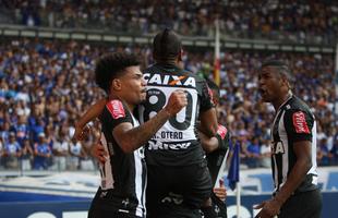 Jogadores do Atltico comemoram o gol de Clayton sobre o Cruzeiro