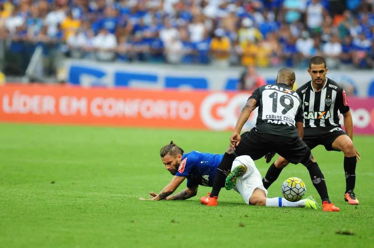Imagens da parte final do primeiro tempo, com o Atltico em vantagem de 1 a 0