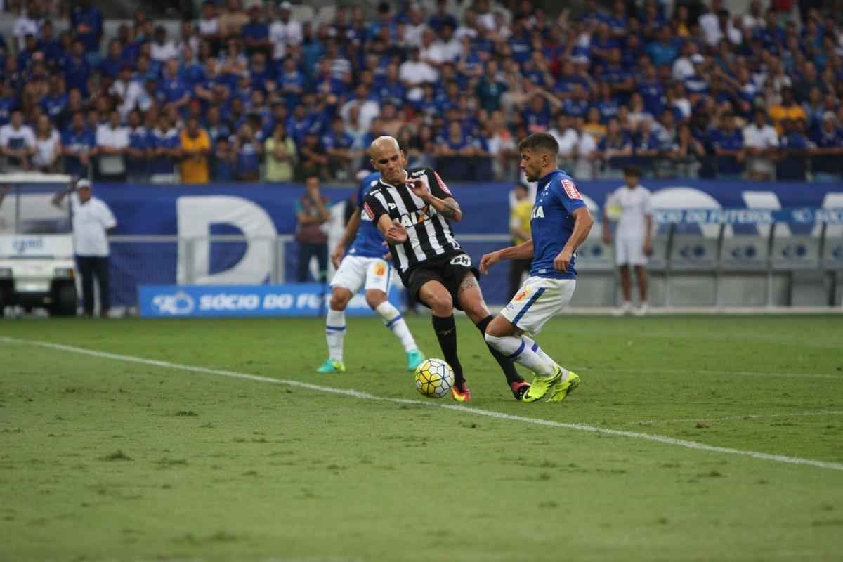 Imagens do segundo tempo do clssico entre Cruzeiro e Atltico, no Mineiro