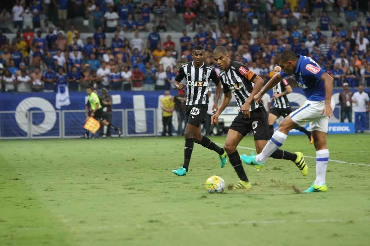 Imagens do segundo tempo do clssico entre Cruzeiro e Atltico, no Mineiro
