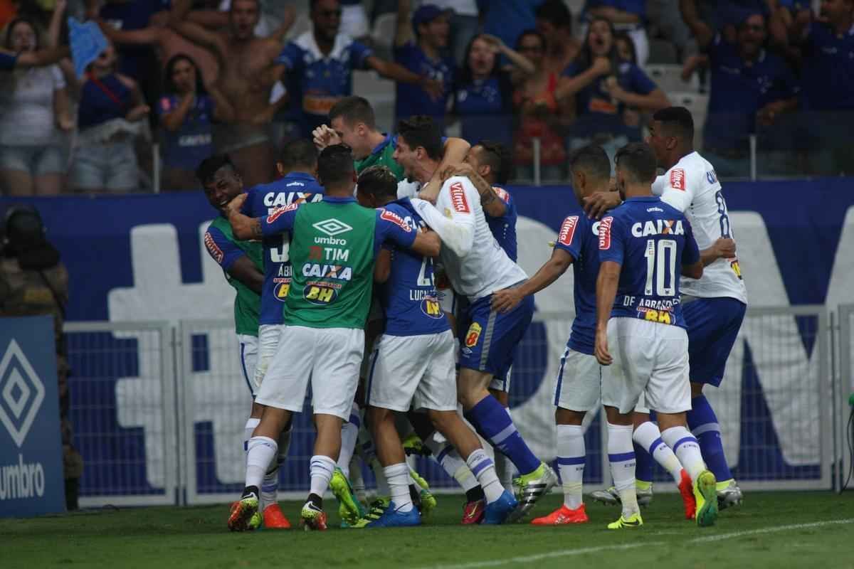 Jogadores do Cruzeiro comemoram gol de empate no clssico, marcado por Robinho