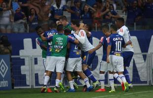 Jogadores do Cruzeiro comemoram gol de empate no clssico, marcado por Robinho