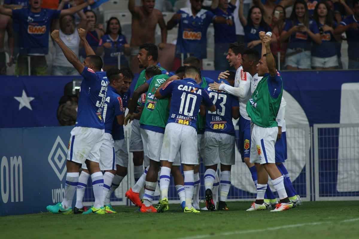 Jogadores do Cruzeiro comemoram gol de empate no clssico, marcado por Robinho