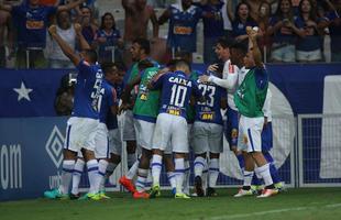Jogadores do Cruzeiro comemoram gol de empate no clssico, marcado por Robinho