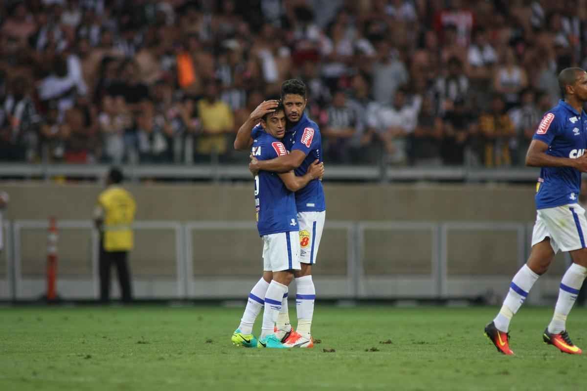 Jogadores do Cruzeiro comemoram gol de empate no clssico, marcado por Robinho