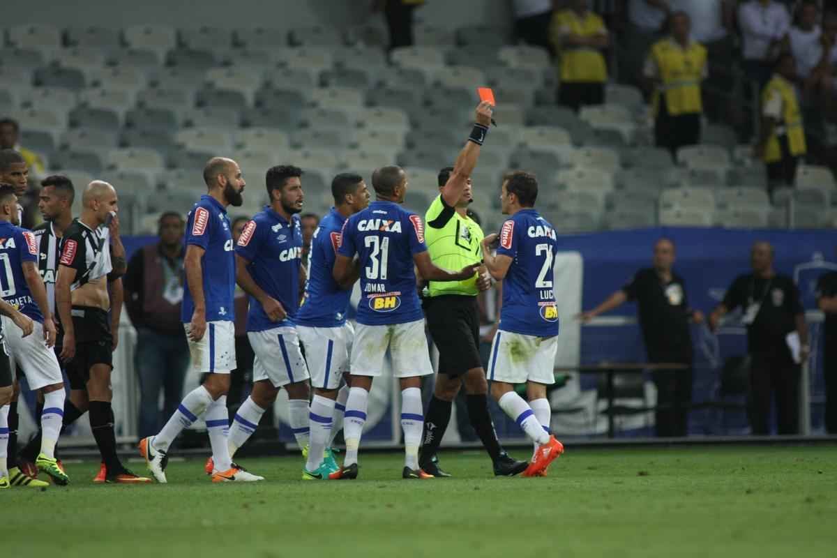 Lateral Lucas, do Cruzeiro, foi expulso ao receber segundo carto amarelo