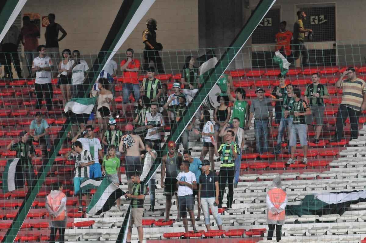 Imagens do jogo entre Amrica e Internacional no Independncia