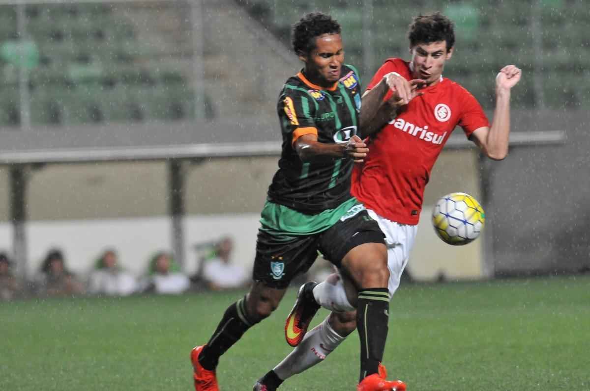 Imagens do jogo entre Amrica e Internacional no Independncia