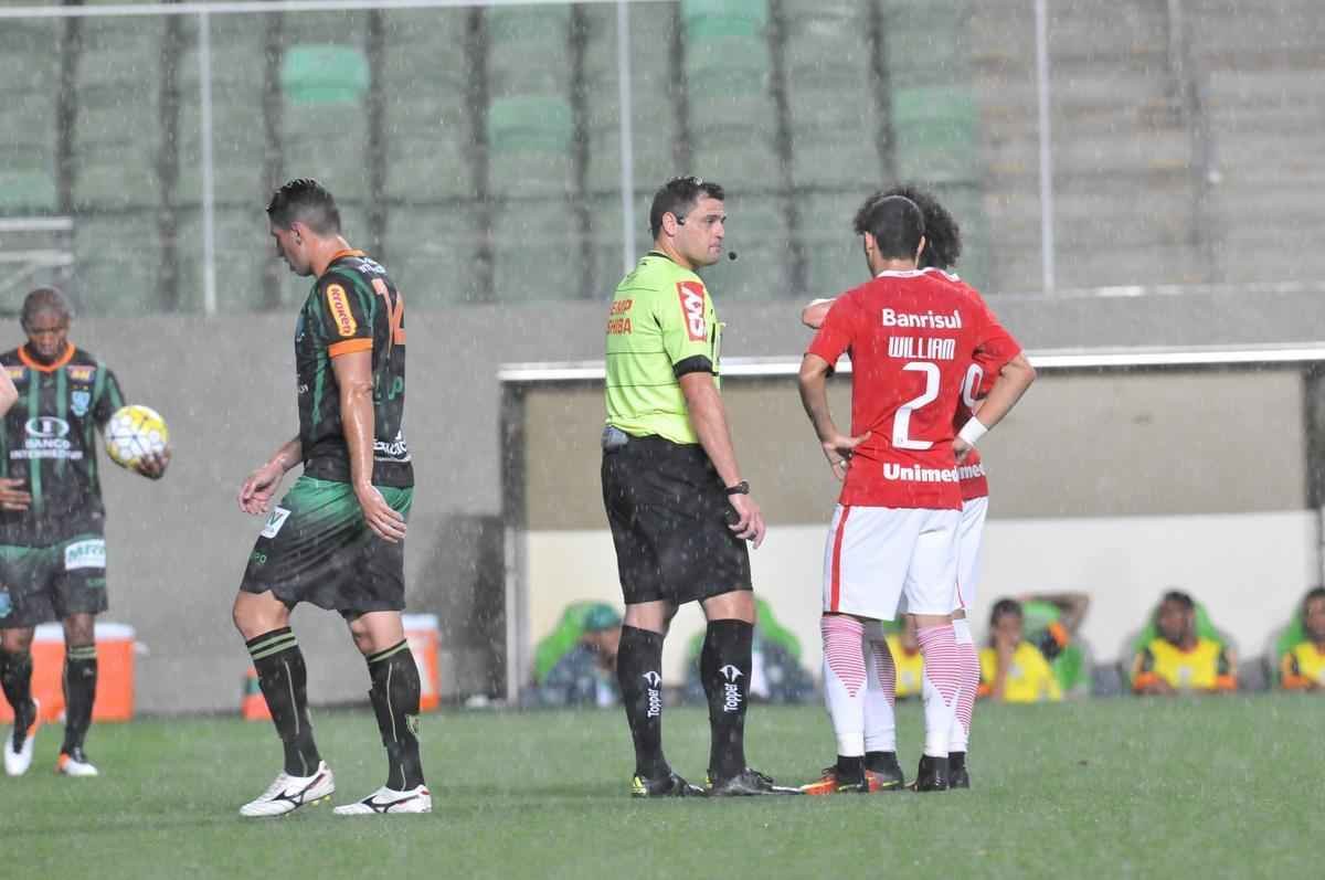 Imagens do jogo entre Amrica e Internacional no Independncia