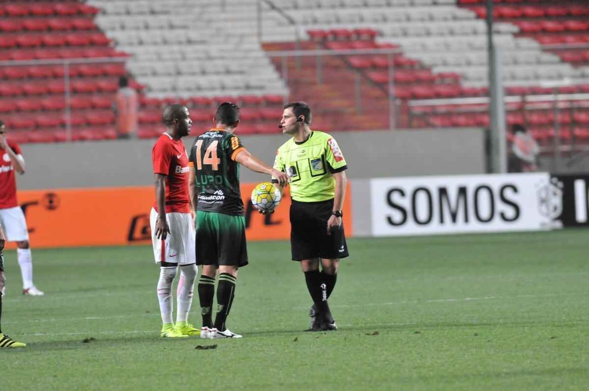 Imagens do jogo entre Amrica e Internacional no Independncia