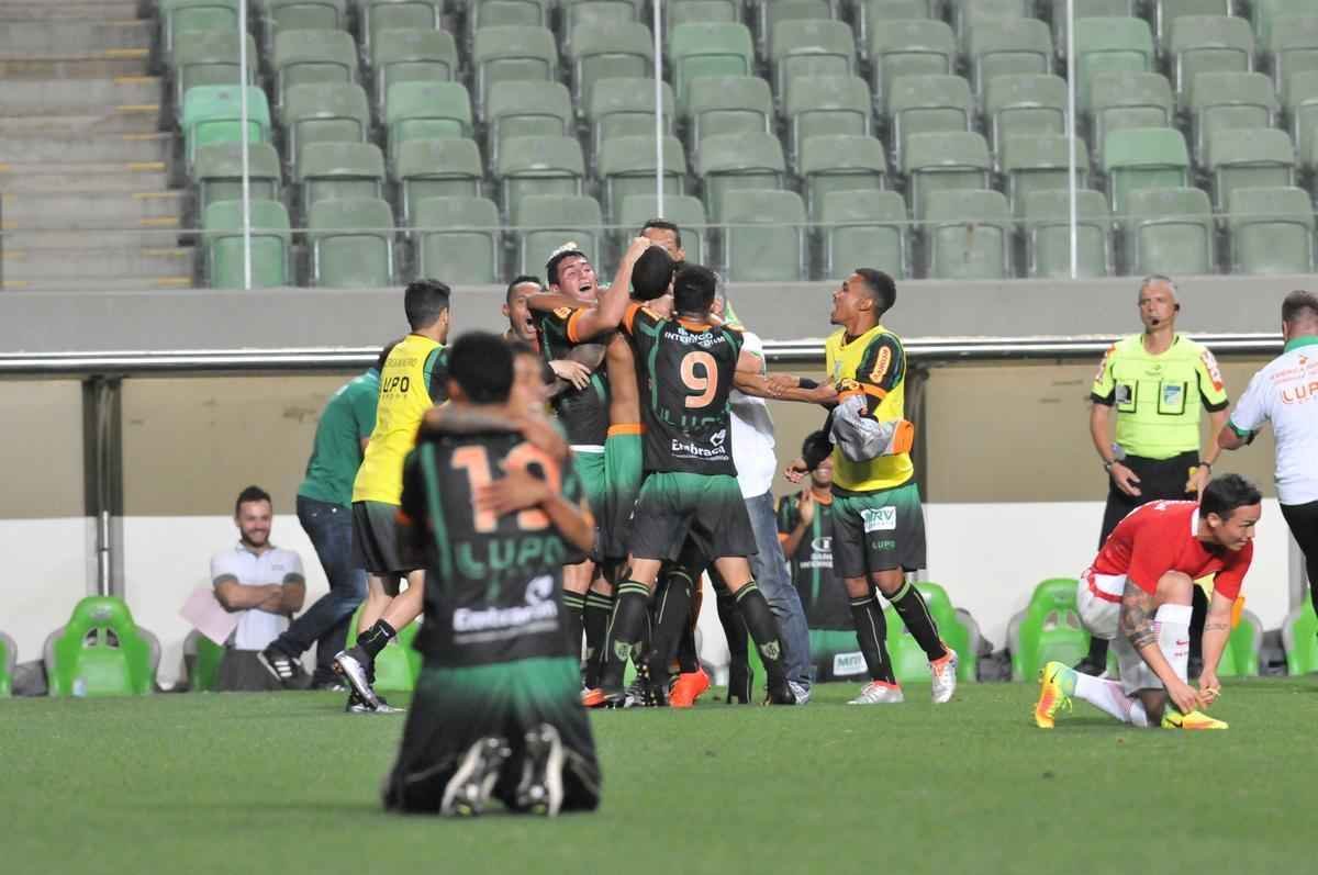 Imagens do jogo entre Amrica e Internacional no Independncia