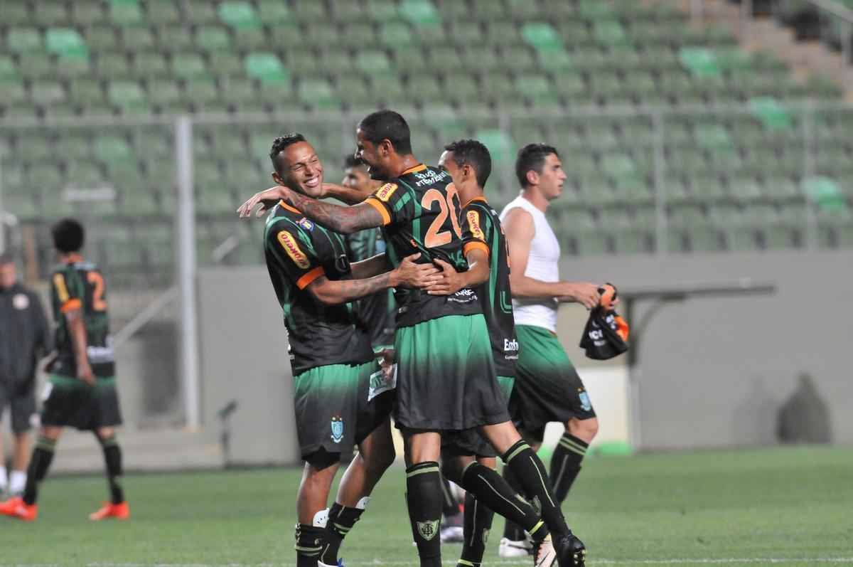 Imagens do jogo entre Amrica e Internacional no Independncia