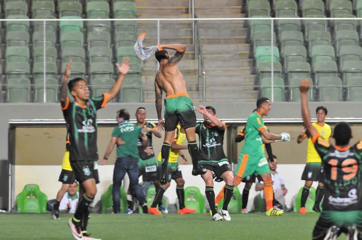 Imagens da comemorao do gol de Michael contra o Internacional