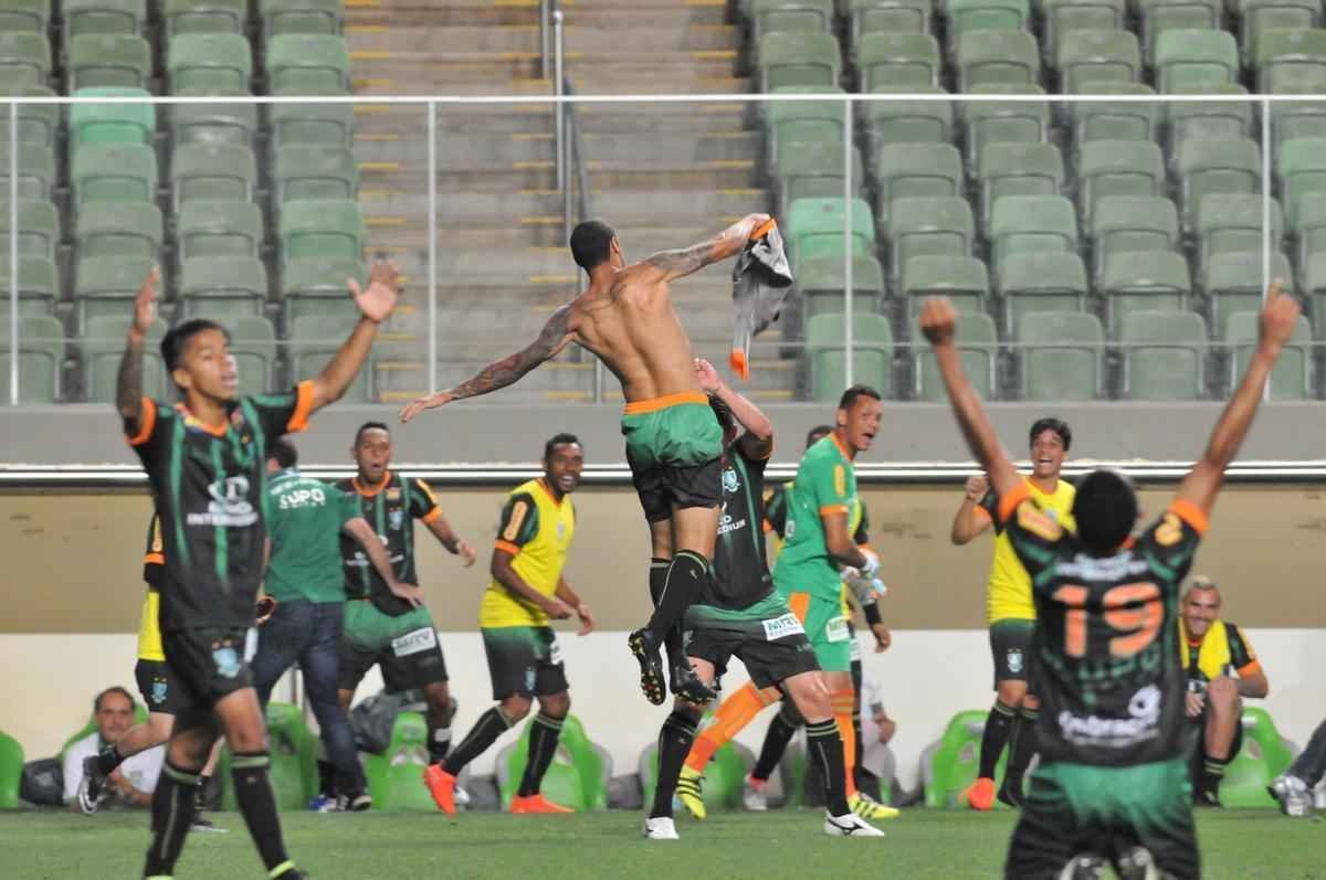 Imagens da comemorao do gol de Michael contra o Internacional
