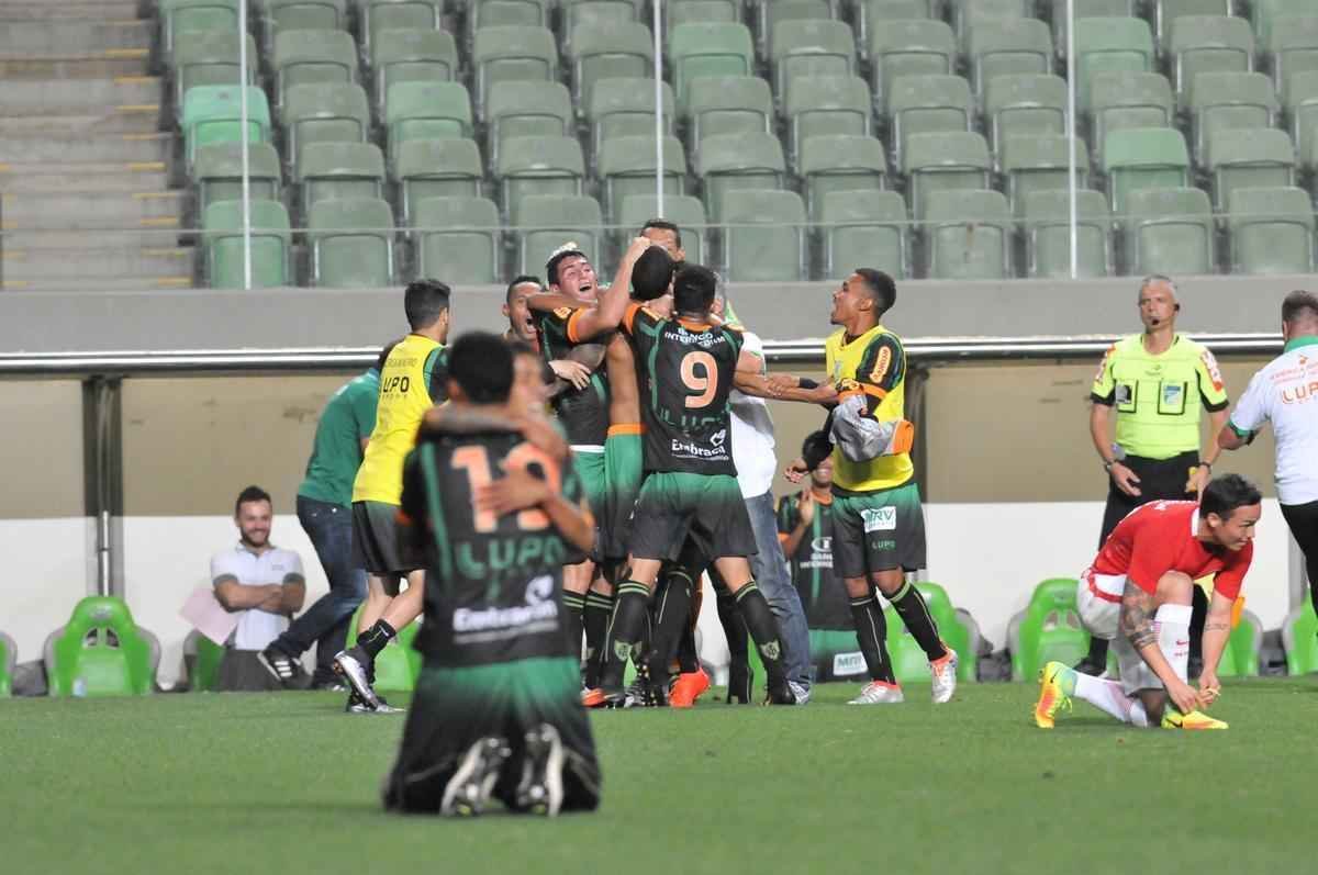 Imagens da comemorao do gol de Michael contra o Internacional