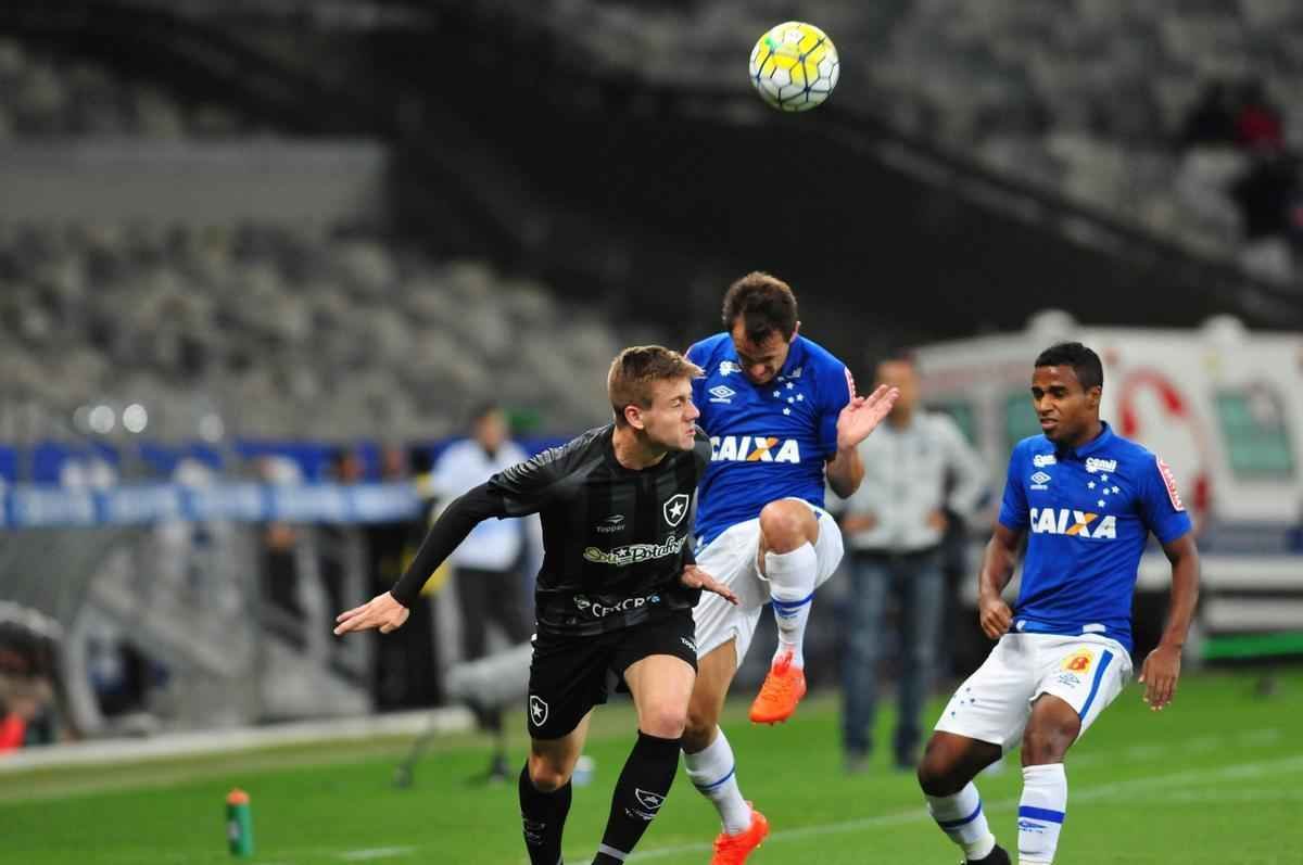 Fotos do jogo entre Cruzeiro e Botafogo, pela Copa do Brasil, no Mineiro
