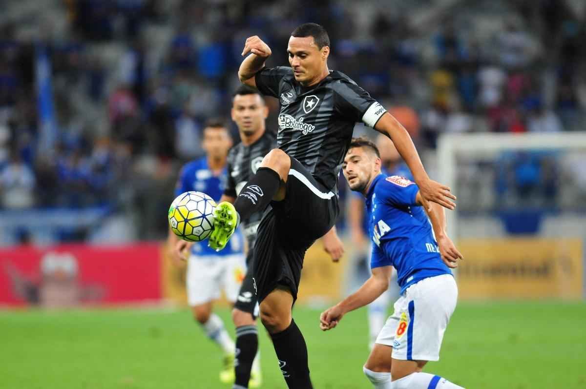 Fotos do jogo entre Cruzeiro e Botafogo, pela Copa do Brasil, no Mineiro