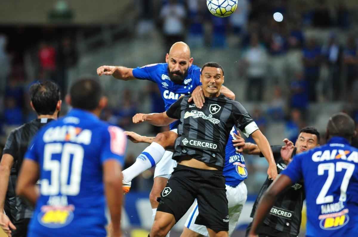 Fotos do jogo entre Cruzeiro e Botafogo, pela Copa do Brasil, no Mineiro