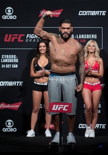 Pesagem do UFC Fight Night 95  - Pezo, muito aplaudido pelos fs conterrneos de Braslia