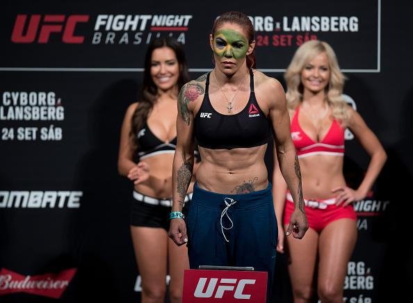 Pesagem do UFC Fight Night 95 - Cris Cyborg na balana 