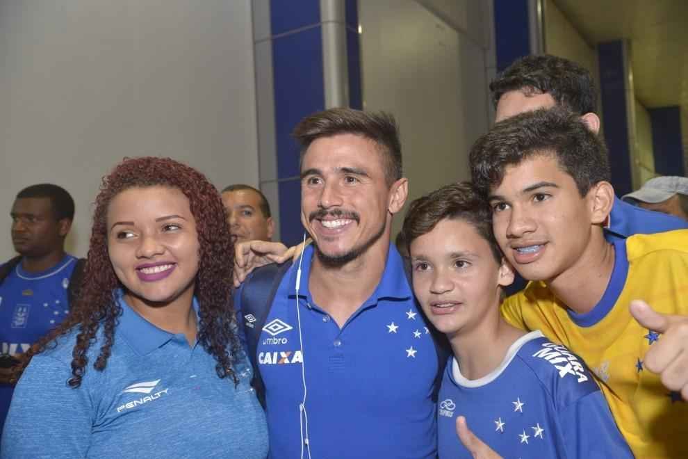 Jogadores e comisso tcnica do Cruzeiro receberam carinho da torcida no ES