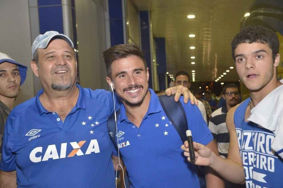 Jogadores e comisso tcnica do Cruzeiro receberam carinho da torcida no ES